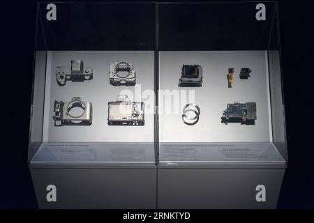 (170419) -- NEW YORK, 19 aprile 2017 -- foto scattata il 19 aprile 2017 mostra lo smontaggio di una fotocamera mirrorless full-frame Sony A9 a New York, negli Stati Uniti. Mercoledì Sony ha annunciato la sua fotocamera mirrorless full-frame più avanzata A9. Il nuovo A9 è stato progettato con un sensore CMOS full-frame sovrapposto (24,2 megapixel), capacità di scatto continuo fino a 20 fps senza blackout e 693 punti di messa a fuoco automatica. L'A9 registra video 4K, è dotato di stabilizzazione interna a 5 assi, due slot per schede SD, un touchscreen e una porta ethernet. ) U.S.-NEW YORK-SONY-CAMERA-A9 LIXMUZI PUBLICATIONXNOTXINXCHN N Foto Stock