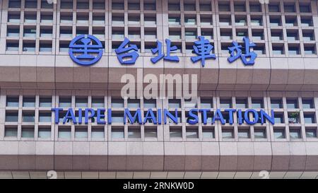 Cartello della stazione principale di Taipei - bilingue. La stazione più trafficata di Taiwan. Una stazione ferroviaria, ferroviaria ad alta velocità e metropolitana nella capitale Taipei, Taiwan. Foto Stock