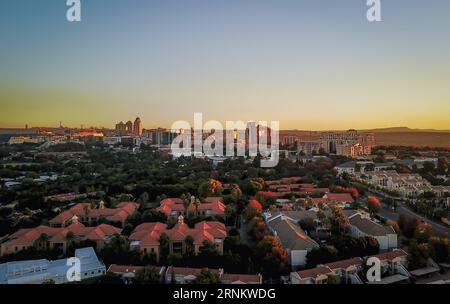 (170421) -- JOHANNESBURG, 21 aprile 2017 -- foto scattata il 19 aprile 2017 mostra una vista aerea di Sandton, a nord di Johannesburg, in Sudafrica. La città di Johannesburg Local Municipality è situata nella parte nord-orientale del Sudafrica con una popolazione di circa 4 milioni di abitanti. Essendo la città più grande e centro economico del Sudafrica, ha una reputazione per la sua foresta artificiale di circa 10 milioni di alberi. (gl) SUD AFRICA-JOHANNESBURG-VISTA AEREA ZhaixJianlan PUBLICATIONxNOTxINxCHN Foto Stock