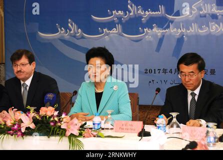 (170421) -- AMMAN, 21 aprile 2017 -- il vice Premier cinese Liu Yandong (C) partecipa a un seminario in occasione del 40° anniversario dei legami diplomatici tra Giordania e Cina ad Amman, Giordania, il 20 aprile 2017. Cina e Giordania sono desiderose di rafforzare i legami in vari campi ed esplorare ulteriori opportunità per una maggiore cooperazione, il vice Premier cinese Liu Yandong ha affermato qui giovedì.) (dtf) JORDAN-AMMAN-LIU YANDONG-VISIT LinxXiaowei PUBLICATIONxNOTxINxCHN Amman 21 aprile 2017 il vice primo ministro cinese Liu Yandong C partecipa a un seminario IN occasione del 40° anniversario dei legami diplomatici Foto Stock