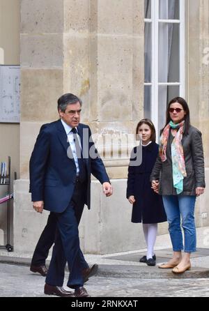 (170423) -- PARIGI, 23 aprile 2017 - Francois Fillon (L), candidato presidenziale del partito Repubblicani (Les Repubblicani), arriva a votare durante le elezioni presidenziali francesi a Parigi, in Francia, il 23 aprile 2017. Milioni di elettori francesi hanno iniziato a votare nel primo turno delle elezioni presidenziali di domenica mattina in un'atmosfera di incertezza. ) (zw) FRANCIA-ELEZIONI PRESIDENZIALI-PRIMO TURNO LixGenxing PUBLICATIONxNOTxINxCHN Parigi 23 aprile 2017 Francesco Fillon l il candidato presidenziale Repubblicani del Partito Les Repubblicani arriva a esprimere il suo voto durante il Fren Foto Stock