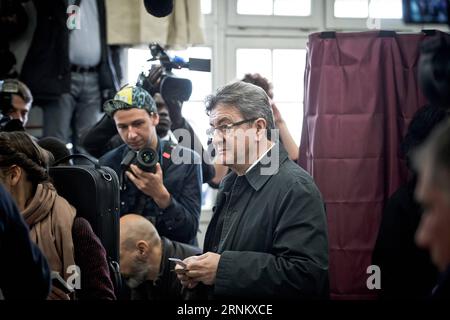 (170423) -- PARIGI, 23 aprile 2017 -- Jean-Luc Melenchon, candidato presidenziale di estrema sinistra, si prepara a votare durante le elezioni presidenziali francesi in un collegio elettorale a Parigi, in Francia, 23 aprile 2017. Milioni di elettori francesi hanno iniziato a votare nel primo turno delle elezioni presidenziali di domenica mattina in un'atmosfera di incertezza. ) (zw) FRANCIA-ELEZIONI PRESIDENZIALI-PRIMO TURNO HubertxLechat PUBLICATIONxNOTxINxCHN Parigi 23 aprile 2017 Jean Luc Melenchon candidato presidenziale di estrema sinistra si prepara a esprimere il suo voto durante le ELEZIONI presidenziali francesi IN un sondaggio Foto Stock