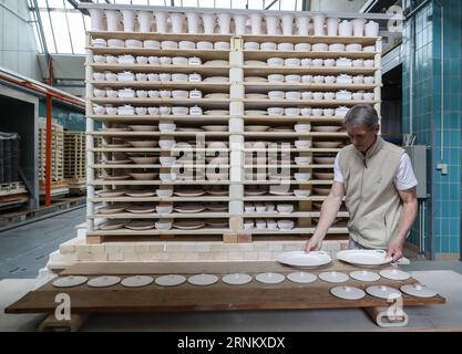 170423 -- MEISSEN, 23 aprile 2017 -- Uno staff di lavoro si prepara a sparare porcellane alla fabbrica di porcellane Meissen a Meissen, Germania. rh GERMANIA-MEISSEN-PORCELLANA ShanxYuqi PUBLICATIONxNOTxINxCHN Foto Stock