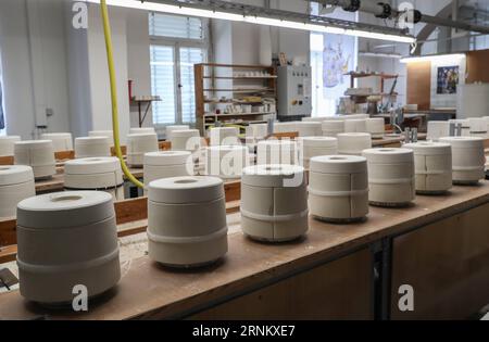 (170423) -- MEISSEN, 23 aprile 2017 -- la foto scattata il 21 aprile 2017 mostra una visione del laboratorio della Porcellana Manufacture Meissen a Meissen, in Germania. )(rh) GERMANIA-MEISSEN-PORCELLANA ShanxYuqi PUBLICATIONxNOTxINxCHN Meissen 23 aprile 2017 foto scattata IL 21 aprile 2017 mostra una veduta di Workshop PRESSO LA Porcellana Manufacture Meissen a Meissen Germania RH Porcelain PUBLICATIONxNOTxINxCHN Foto Stock