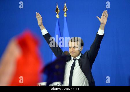 (170423) -- PARIGI, 23 aprile 2017 -- Emmanuel Macron, candidato presidenziale francese per il movimento On the Move (EN Marche), saluta i suoi sostenitori a una manifestazione dopo il primo turno delle elezioni presidenziali francesi a Parigi, in Francia, il 23 aprile 2017. Il candidato centrista ed ex ministro dell'economia Emmanuel Macron e il candidato di estrema destra Marine le Pen domenica sono usciti in cima al primo turno delle elezioni presidenziali francesi, secondo le proiezioni delle agenzie elettorali e i risultati parziali ufficiali. I due principali candidati si affronteranno nel ballottaggio del 7 maggio. ) FRANCE-PARIS-PRES Foto Stock