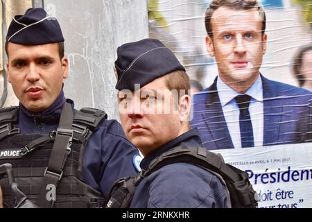 Bilder des Tages (170423) -- PARIGI, 23 aprile 2017 -- la polizia sta di guardia durante le elezioni presidenziali francesi a Parigi, in Francia, 23 aprile 2017. Milioni di elettori francesi hanno iniziato a votare nel primo turno delle elezioni presidenziali di domenica mattina in un'atmosfera di incertezza. ) (zw) FRANCIA-ELEZIONI PRESIDENZIALI-PRIMO TURNO LixGenxing PUBLICATIONxNOTxINxCHN immagini il giorno Parigi 23 aprile 2017 la polizia sta di guardia durante le ELEZIONI presidenziali francesi a Parigi in Francia 23 aprile 2017 milioni di elettori francesi hanno iniziato a lanciare i loro voti nel primo turno del Presidente Foto Stock