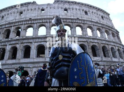 (170424) -- ROMA, 24 aprile 2017 -- gli artisti partecipano ad una parata a Roma, capitale d'Italia, 23 aprile 2016. La città di Roma compì 2770 venerdì dopo la sua leggendaria fondazione da parte di Romolo nel 753 a.C. La gente celebra la nascita di Roma con parate in costume, rievocando le gesta del grande Impero Romano, lungo le antiche rovine romane del Colosseo, del Circo massimo, del foro Romano e di Piazza Venezia. ) (zy) ITALIA-ROMA-FONDAZIONE-2770° ANNIVERSARIO AlbertoxLingria PUBLICATIONxNOTxINxCHN Roma 24 aprile 2017 artisti partecipano a una Parata a Roma capitale d'Italia 23 aprile 2016 il CIT Foto Stock