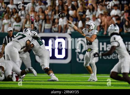 Honolulu, Hawaii, USA. 1 settembre 2023. Il quarterback degli Hawaii Warriors BRAYDEN SCHAGER (13) lanciò uno screen pass durante il quarto trimestre di una partita tra gli Stanford Cardinal e gli Hawaii Warriors giocata al Clarence T.C. Ching Stadium, Honolulu, Hawaii. (Immagine di credito: © Steven Erler/ZUMA Press Wire) SOLO USO EDITORIALE! Non per USO commerciale! Foto Stock