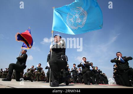 (170425) -- PHNOM PENH, 25 aprile 2017 -- le forze di pace cambogiane prestano giuramento di fedeltà prima di partire per il Mali a Phnom Penh, Cambogia, il 25 aprile 2017. La Cambogia ha inviato il quarto lotto di 309 truppe, tra cui 25 femmine, per unirsi a una missione di mantenimento della pace delle Nazioni Unite nella nazione dell'Africa occidentale del Mali lacerata dal conflitto martedì, hanno detto i funzionari. ) (Zjy) CAMBOGIA-PHNOM PENH-MALI-PEACEKEEPING Sovannara PUBLICATIONxNOTxINxCHN Phnom Penh aprile 25 2017 i pacificatori cambogiani prestano GIURAMENTO di fedeltà prima di partire per il Mali a Phnom Penh Cambogia IL 25 2017 aprile la Cambogia ha inviato il quarto lotto Foto Stock