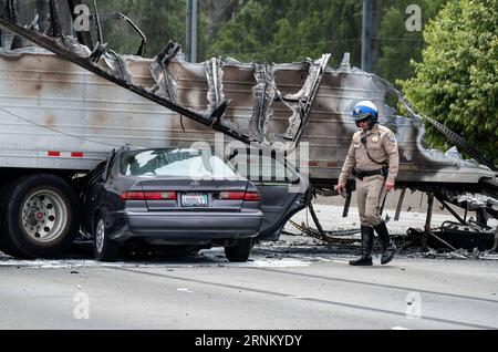 (170426) -- LOS ANGELES, 26 aprile 2017 -- Un poliziotto lavora sulla scena dopo che un veicolo si è schiantato su una superstrada vicino al Griffith Park a Los Angeles, negli Stati Uniti, 25 aprile 2017. Un incidente ardente che coinvolge due grandi piattaforme e diversi veicoli passeggeri ha causato la morte di una persona e nove feriti, e ha forzato la chiusura della Golden State (5) Freeway in entrambe le direzioni ) (gj) U.S.-LOS ANGELES-INCIDENTE ZhaoxHanrong PUBLICATIONxNOTxINxCHN Los Angeles aprile 26 2017 un poliziotto lavora ALLA scena dopo che un Multi Vehicle si è schiantato SU una superstrada vicino al Griffith Park a Los Angeles The United Foto Stock