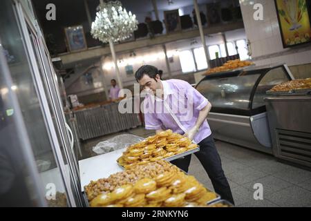 (170427) -- TEHERAN, 27 aprile 2017 -- il file phto preso il 13 giugno 2016 mostra un lavoratore che organizza la zoolbia, un dolce tradizionale iraniano, in un bazar a Shahr-e-Rey, a sud di Teheran, Iran. Situato nell'Asia occidentale, l'Iran è un'antica civiltà lungo la via della seta e un partner importante all'incrocio dell'iniziativa Belt and Road. (gj) IRAN-CINTURA E INIZIATIVA STRADALE-SCENARIO AhmadxHalabisaz PUBLICATIONxNOTxINxCHN TEHERAN aprile 27 2017 il file Phto preso il 13 giugno 2016 mostra un lavoratore che organizza Zoolbia un dolce tradizionale iraniano IN un bazar a Shahr e Rey a sud di TEHERAN Iran situato a OVEST Foto Stock