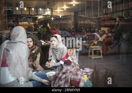 (170427) -- TEHERAN, 27 aprile 2017 -- la foto mostra le giovani ragazze iraniane che trascorrono del tempo in un caffè nel centro di Teheran, capitale dell'Iran, il 26 gennaio 2017. Situato nell'Asia occidentale, l'Iran è un'antica civiltà lungo la via della seta e un partner importante all'incrocio dell'iniziativa Belt and Road. (gj) IRAN-CINTURA E INIZIATIVA STRADALE-SCENARIO AhmadxHalabisaz PUBLICATIONxNOTxINxCHN TEHERAN aprile 27 2017 la foto mostra giovani iraniane che trascorrono del tempo IN un caffè nella capitale iraniana di TEHERAN centrale IL 26 2017 gennaio situato nell'Asia OCCIDENTALE l'Iran È all'antica civiltà lungo la via della seta e t Foto Stock