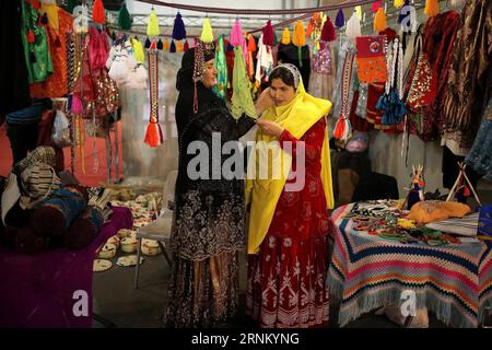 (170427) -- TEHERAN, 27 aprile 2017 -- le donne iraniane che indossano costumi locali sono viste alla mostra nazionale dell'artigianato a Teheran, Iran, il 19 febbraio 2017. Situato nell'Asia occidentale, l'Iran è un'antica civiltà lungo la via della seta e un partner importante all'incrocio dell'iniziativa Belt and Road. (gj) IRAN-CINTURA E INIZIATIVA STRADALE-SCENARIO AhmadxHalabisaz PUBLICATIONxNOTxINxCHN TEHERAN aprile 27 2017 le donne iraniane che indossano costumi locali sono laghi ALLA National Handicrafts Exhibition a TEHERAN Iran IL 19 febbraio 2017 situato nell'Asia OCCIDENTALE l'Iran È all'antica civiltà lungo la seta Foto Stock