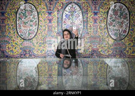 (170427) -- TEHERAN, 27 aprile 2017 -- la foto del file scattata il 5 dicembre 2016 mostra una donna che fa selfie al Golestan Palace a Teheran, Iran. Situato nell'Asia occidentale, l'Iran è un'antica civiltà lungo la via della seta e un partner importante all'incrocio dell'iniziativa Belt and Road. (gj) IRAN-CINTURA E STRADA INIZIATIVA-SCENARIO AhmadxHalabisaz PUBLICATIONxNOTxINxCHN TEHERAN aprile 27 2017 foto del file scattata IL 5 dicembre 2016 mostra una donna che prende Selfie nel Palazzo del Golestan a TEHERAN Iran situato nell'Asia OCCIDENTALE l'Iran È all'antica civiltà lungo la via della seta e a partner IMPORTANTE dell'intersec Foto Stock