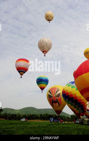(170427) -- HEFEI, 27 aprile 2017 () -- le mongolfiere sono raffigurate durante la China Air Hot Balloon Challenge 2017 a Hefei, capitale della provincia di Anhui della Cina orientale, 27 aprile 2017. Un totale di 30 mongolfiere hanno partecipato all'evento giovedì. () (wf) CHINA-ANHUI-BALLOON-TOURISM (CN) Xinhua PUBLICATIONxNOTxINxCHN Hefei aprile 27 2017 sono raffigurati palloni ad aria calda durante la China Air Hot Balloon Challenge 2017 a Hefei, capitale della provincia di Anhui, aprile 27 2017, un totale di 30 palloni ad aria calda hanno partecipato all'evento giovedì WF China Anhui Balloon Tourism CN XINHUA PUBLICATI Foto Stock
