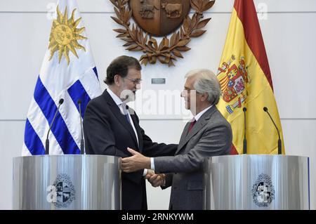 Bilder des Tages (170427) -- MONTEVIDEO, 27 aprile 2017 -- il presidente dell'Uruguay Tabare Vazquez (R) stringe la mano al primo ministro spagnolo Mariano Rajoy dopo una conferenza stampa congiunta a Montevideo, capitale dell'Uruguay, il 26 aprile 2017. ) (Da) (gj) URUGUAY-SPAGNOLO PM-VISIT NICOLASxCELAYA PUBLICATIONxNOTxINxCHN Images the Day Montevideo aprile 27 2017 Il presidente dell'Uruguay Tabare Vazquez r Shake Hands with Spanish prime Minister Mariano Rajoy dopo una conferenza stampa congiunta a Montevideo capitale dell'Uruguay IL 26 2017 aprile vi GJ Uruguay PM visita NicolasxCelaya PUBLICATIONXNOTxINCHN Foto Stock