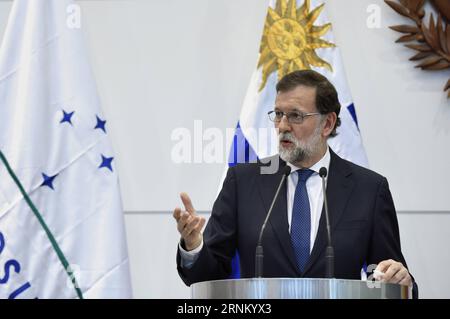 (170427) -- MONTEVIDEO, 27 aprile 2017 -- il primo ministro spagnolo Mariano Rajoy interviene durante una conferenza stampa congiunta con il presidente dell'Uruguay Tabare Vazquez (non nella foto) a Montevideo, capitale dell'Uruguay, il 26 aprile 2017. ) (Da) (gj) URUGUAY-SPAGNOLO PM-VISIT NICOLASxCELAYA PUBLICATIONxNOTxINxCHN Montevideo aprile 27 2017 il primo ministro spagnolo Mariano Rajoy parla durante una conferenza stampa congiunta con il presidente dell'Uruguay Tabare Vazquez non raffigurato a Montevideo capitale dell'Uruguay IL 26 2017 aprile GJ Uruguay IL primo ministro spagnolo visita NicolasxCelaya PUBLICATIONXNOTxINxCHN Foto Stock