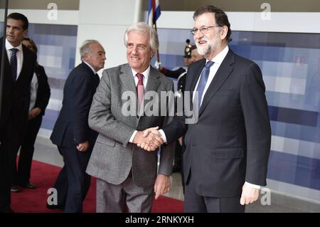 (170427) -- MONTEVIDEO, 27 aprile 2017 -- il presidente dell'Uruguay Tabare Vazquez (L) stringe la mano al primo ministro spagnolo Mariano Rajoy durante la riunione a Montevideo, capitale dell'Uruguay, il 26 aprile 2017. ) (Da) (gj) URUGUAY-SPAGNOLO PM-VISITA NICOLASxCELAYA PUBLICATIONxNOTxINxCHN Montevideo aprile 27 2017 il presidente dell'Uruguay Tabare Vazquez l Shakes Hands with Spanish prime Minister Mariano Rajoy durante la loro riunione a Montevideo capitale dell'Uruguay aprile 26 2017 là GJ Uruguay spagnolo PM visita NicolasxCelaya PUBLICATIONxNOTxINxCHN Foto Stock