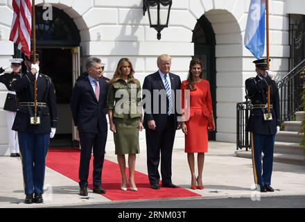 (170427) -- WASHINGTON, 27 aprile 2017 -- il presidente degli Stati Uniti Donald Trump (3rd R) e la First Lady Melania Trump (3rd L) danno il benvenuto al presidente dell'Argentina Mauricio Macri (2nd L) e alla First Lady dell'Argentina Juliana Awada (2nd R) alla Casa Bianca di Washington D.C., negli Stati Uniti, 27 aprile 2017. ) U.S.-WASHINGTON D.C.-ARGENTINA-PRESIDENT-VISIT YinxBogu PUBLICATIONxNOTxINxCHN Washington aprile 27 2017 il presidente degli Stati Uniti Donald Trump 3rd r e First Lady Melania Trump 3rd l benvenuto il presidente dell'Argentina Mauricio Macri 2nd l e la First Lady dell'Argentina Juliana Awada 2nd r ALLA Casa Bianca di W Foto Stock