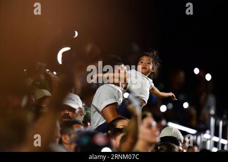 Honolulu, Hawaii, USA. 1 settembre 2023. I tifosi accesero gli stand con i loro telefoni da bambino reagirono durante il quarto trimestre di una partita tra gli Stanford Cardinal e gli Hawaii Warriors giocata al Clarence T.C. Ching Stadium, Honolulu, Hawaii. (Immagine di credito: © Steven Erler/ZUMA Press Wire) SOLO USO EDITORIALE! Non per USO commerciale! Foto Stock