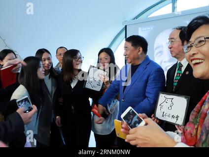 (170429) -- FRANCOFORTE, 29 aprile 2017 -- l'artista cinese Jiang Kun (3rd R) interagisce con i suoi fan al Nouvelles d Europe Cultural Center durante la sua visita a Francoforte in Germania il 28 aprile 2017. ) (yy) GERMANIA-FRANCOFORTE-CHINESE CROSS TALK ARTISTS-VISIT luoxhuanhuan PUBLICATIONxNOTxINxCHN Francoforte aprile 29 2017 Chinese Cross Talk Artist Jiang Kun 3rd r Interagisci con i suoi sostenitori AL Nouvelles D Europe Cultural Center durante la sua visita a Francoforte in Germania IL 28 2017 aprile yy Germania Francoforte Chinese Cross Talk Artists visit LuoxHuanhuan PUBLICATIONXNOTxINxCHN Foto Stock