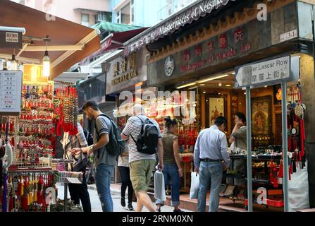 (170429) -- HONG KONG, 29 aprile 2017 -- i turisti visitano una strada in Central, Hong Kong, sud della Cina, 28 aprile 2017. ) (wf) CHINA-HONG KONG-TOURISM (CN) LixPeng PUBLICATIONxNOTxINxCHN Hong Kong aprile 29 2017 turisti Tour a Street in Central Hong Kong South China aprile 28 2017 WF China Hong Kong Tourism CN LixPeng PUBLICATIONxNOTxINxCHN Foto Stock