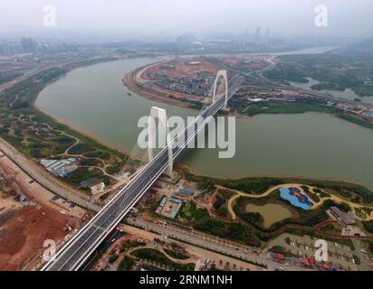 (170501) -- NANNING, 1° maggio 2017 -- una foto aerea scattata il 1° maggio 2017 mostra il ponte Qingshan nella città di Nanning, nella regione autonoma del Guangxi Zhuang nel sud della Cina. Il ponte è stato aperto al traffico il lunedì. ) (Wyl) CHINA-GUANGXI-NANNING-QINGSHAN BRIDGE-OPEN (CN) ZhouxHua PUBLICATIONxNOTxINxCHN Nanning 1 maggio 2017 a foto aerea scattata IL 1 maggio 2017 mostra il ponte Shan Qing nella regione autonoma Di Guangxi Zhuang nel sud della Cina Foto Stock