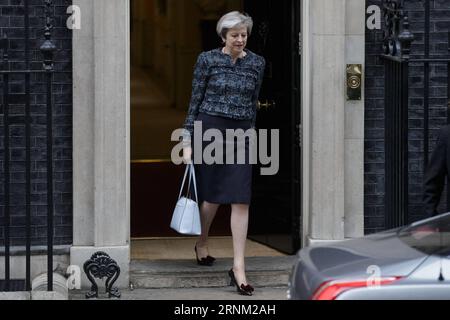 (170503) -- LONDRA, 3 maggio 2017 -- il primo ministro britannico Theresa May lascia 10 Downing Street per Buckingham Palace, dove dovrebbe incontrare la regina Elisabetta II per chiedere il permesso per lo scioglimento del Parlamento, a Londra, in Gran Bretagna il 3 maggio 2017. Mercoledì il Parlamento britannico è stato ufficialmente sciolto, ma senza la tradizionale pompa e cerimonia. )(rh) BRITAIN-LONDON-DISSOLUZIONE TimxIreland PUBLICATIONxNOTxINxCHN Londra 3 maggio 2017 il primo ministro britannico Theresa May lascia 10 Downing Street per Buckingham Palace, dove dovrebbe incontrare la regina Elisabetta II Foto Stock