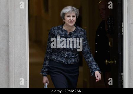 (170503) -- LONDRA, 3 maggio 2017 -- il primo ministro britannico Theresa May lascia 10 Downing Street per Buckingham Palace, dove dovrebbe incontrare la regina Elisabetta II per chiedere il permesso per lo scioglimento del Parlamento, a Londra, in Gran Bretagna il 3 maggio 2017. Mercoledì il Parlamento britannico è stato ufficialmente sciolto, ma senza la tradizionale pompa e cerimonia. )(rh) BRITAIN-LONDON-DISSOLUZIONE TimxIreland PUBLICATIONxNOTxINxCHN Londra 3 maggio 2017 il primo ministro britannico Theresa May lascia 10 Downing Street per Buckingham Palace, dove dovrebbe incontrare la regina Elisabetta II Foto Stock