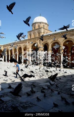 (170505) -- TUNISI, 5 maggio 2017 -- foto scattata il 4 maggio 2017 mostra la Moschea Zitouna, il più famoso sito storico della Medina di Tunisi, capitale della Tunisia. La medina di Tunisi, situata nella capitale della Tunisia, è stata inserita nel Patrimonio Mondiale dell'Umanità dall'Organizzazione delle Nazioni Unite per l'educazione, la scienza e la cultura (UNESCO) nel 1979. (Zxj) TUNISIA-TUNISI-TURISMO-MEDINA AdelexEzzine PUBLICATIONxNOTxINxCHN Foto Stock