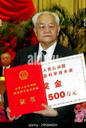 (170507) -- PECHINO, 7 maggio 2017 () -- la foto del file scattata il 19 febbraio 2001 mostra il famoso matematico cinese Wu Wenjun che riceve il premio cinese per la scienza e la tecnologia. Wu morì il 7 maggio 2017 all'età di 98 anni a Pechino. È stato il vincitore del premio cinese per la scienza e la tecnologia nel 2000. ()(mcg) CHINA-BEIJING-MATHEMATICIAN-WU WENJUN-DEATH (CN) Xinhua PUBLICATIONxNOTxINxCHN Pechino 7 maggio 2017 la foto del file scattata IL 19 febbraio 2001 mostra il famoso matematico cinese Wu Wenjun che riceve il Top Science and Technology Award cinese Wu è morto IL 7 maggio 2017 ALL'età di 98 a Pechino He What the Winne Foto Stock