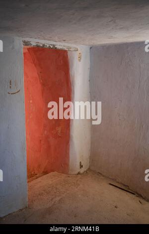 Le grotte di Argueda hanno abbandonato il soggiorno interno con porta, in Spagna Foto Stock