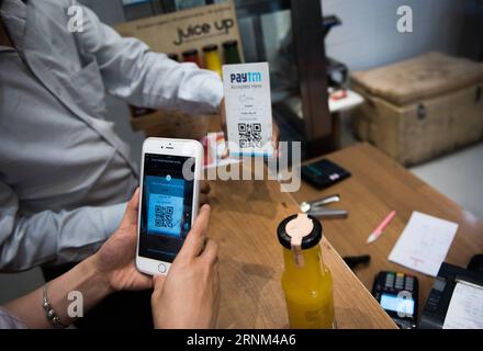 (170508) - PECHINO, 8 maggio 2017 - Un cliente scansiona il codice QR per completare il pagamento in uno snack shop a nuova Delhi, India, 12 aprile 2017. In Cina è comune non prendere contanti e pagare con uno smartphone, installato con le app cinesi Alipay o Wechat. Con uno smartphone, le persone possono pagare quasi tutto, come lo shopping, la riparazione di auto, il pagamento di un taxi e la registrazione di un ospedale. In molti altri paesi, il pagamento con Alipay e Wechat sta diventando una nuova tendenza. La società madre di Alipay, Ant Financial Services Group o Ant Financial, ha più di 200 milioni di utenti in 25 paesi e regioni Foto Stock