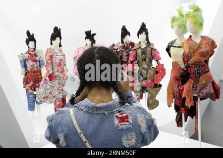 (170509) -- NEW YORK, 9 maggio 2017 -- Un visitatore scatta foto delle opere progettate da Rei Kawakubo alla mostra di primavera 2017 del Costume Institute al Metropolitan Museum of Art di New York, negli Stati Uniti, il 9 maggio 2017. La mostra della primavera 2017 del Costume Institute, che presenta circa 140 esempi di abbigliamento femminile dello stilista giapponese Rei Kawakubo per Comme des Garcons, è stata aperta al pubblico di recente a New York. Con il tema della bellezza , la mostra mostra mostra i disegni di Kawakubo che risalgono ai primi anni '1980 fino alla sua collezione più recente . ) U.S.-NEW YORK-COSTUME INSTITUTE-EXHIBI Foto Stock