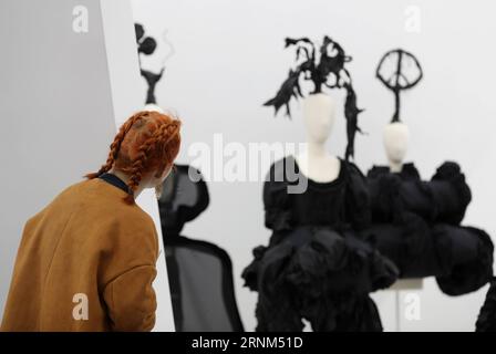 (170509) -- NEW YORK, 9 maggio 2017 -- Un visitatore guarda le opere progettate da Rei Kawakubo alla mostra di primavera 2017 del Costume Institute al Metropolitan Museum of Art di New York, negli Stati Uniti, il 9 maggio 2017. La mostra della primavera 2017 del Costume Institute, che presenta circa 140 esempi di abbigliamento femminile dello stilista giapponese Rei Kawakubo per Comme des Garcons, è stata aperta al pubblico di recente a New York. Con il tema della bellezza , la mostra mostra mostra i disegni di Kawakubo che risalgono ai primi anni '1980 fino alla sua collezione più recente . ) U.S.-NEW YORK-COSTUME INSTITUTE-EXHIBITION Foto Stock