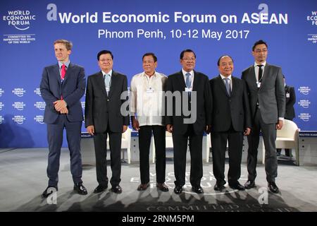 (170511) -- PHNOM PENH, 11 maggio 2017 -- il primo ministro cambogiano Samdech Techo Hun Sen (3rd R) posa per le foto con il presidente filippino Rodrigo Duterte (3rd L), il primo ministro vietnamita Nguyen Xuan Phuc (2nd R), il primo ministro Lao Thongloun Sisoulith (2nd L) durante la cerimonia di apertura del Forum economico Mondiale sull'ASEAN a Phnom Penh, Cambogia, l'11 maggio 2017. La futura competitività dell'ASEAN sarà trainata dai dividendi di crescita la regione sta raccogliendo dal rapido sviluppo tecnologico e dalla demografia giovanile, come hanno affermato i leader di quattro membri del gruppo regionale nella sessione di apertura Foto Stock