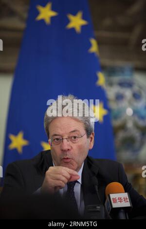 (170511) - ROMA, 11 maggio 2017 - il primo ministro italiano Paolo Gentiloni riceve un'intervista ai media cinesi a Palazzo Chigi a Roma, Italia, il 10 maggio 2017. Il primo Ministro italiano Paolo Gentiloni ha affermato che l'Italia e la Cina hanno molto da darsi a vicenda in termini di turismo e cooperazione culturale, perché sono entrambe civiltà antiche che colpiscono l'immaginazione popolare. )(yk) ITALIA-ROMA-PRIMO MINISTRO-CINTURA E STRADA FORUM JinxYu PUBLICATIONxNOTxINxCHN 170511 Roma 11 maggio 2017 il primo Ministro italiano Paolo Gentiloni riceve a Palazzo Chigi in R un'intervista ai media cinesi Foto Stock