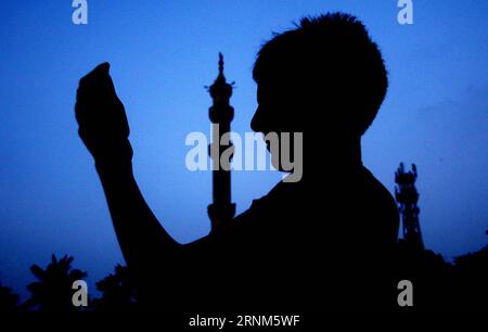 (170511) -- KARACHI, 11 maggio 2017 -- Un ragazzo musulmano pakistano offre la preghiera in un cimitero per celebrare Shab-e-Barat o la notte del perdono nella città portuale pakistana meridionale di Karachi, l'11 maggio 2017. )(yk) PAKISTAN-KARACHI-SHAB-e-BARAT Arshad PUBLICATIONxNOTxINxCHN 170511 Karachi 11 maggio 2017 un ragazzo musulmano PAKISTANO OFFRE preghiera IN un cimitero a Mark Shab e Barat o la notte del perdono nella città portuale del Pakistan meridionale di Karachi L'11 maggio 2017 YK Pakistan Karachi Shab e Barat Arshad PUBLICATIONXNOTxINCHN Foto Stock