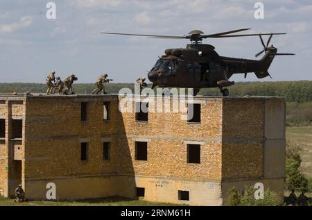 (170512) -- ZALAHALAP, 12 maggio 2017 -- i soldati partecipano all'esercitazione sull'elicottero Fire Blade 2017 presso la base di Ujdorogd a Zalahalap, Ungheria occidentale, l'11 maggio 2017. L'undicesima esercitazione elicotteristica condotta sotto l'egida del programma di esercitazione elicotteri dell'Agenzia europea per la difesa si è svolta dal 1° al 12 maggio 2017 con la partecipazione di circa 450 persone e 14 elicotteri provenienti da Austria, Belgio, Germania, Ungheria e Slovenia. )(gj) HUNGARY-ZALAHALAP-HELICOPTER EXERCISE AttilaxVolgyi PUBLICATIONxNOTxINxCHN 12 maggio 2017 soldati partecipano all'ESERCITAZIONE Fire Blade 2017 Helicopter A Foto Stock