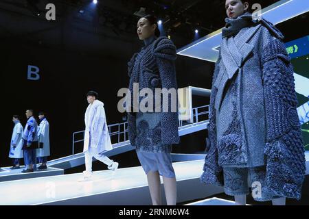 (170514) -- PECHINO, 14 maggio 2017 -- Models presentano creazioni alla China Graduate Fashion Week a Pechino, capitale della Cina, 13 maggio 2017. ) (Yxb) CHINA-BEIJING-FASHION WEEK(CN) LixMingfang PUBLICATIONxNOTxINxCHN Pechino 14 maggio 2017 Modelle presentano creazioni ALLA China Graduate Fashion Week a Pechino capitale della Cina 13 maggio 2017 yxb China Beijing Fashion Week CN LixMingfang PUBLICATIONxNOTxINxCHN Foto Stock