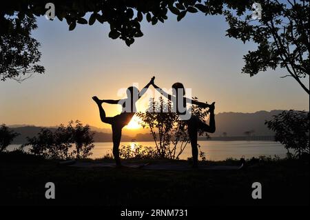 (170514) -- PECHINO, 14 maggio 2017 -- gli appassionati praticano lo yoga nella contea di Zigui, provincia di Hubei della Cina centrale, 13 maggio 2017. ) (Yxb) XINHUA FOTO SCELTE SETTIMANALI WangxHuifu PUBLICATIONxNOTxINxCHN Pechino 14 maggio 2017 appassionati pratica Yoga nella contea di Zigui nella provincia di Hubei della Cina centrale 13 maggio 2017 yxb XINHUA Photo Weekly Choices WangxHuifu PUBLICATIONxNOTxINxCHN Foto Stock