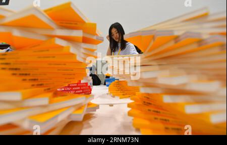 (170514) -- PECHINO, 14 maggio 2017 -- i giornalisti raccolgono materiale presso il centro mediatico del Belt and Road Forum for International Cooperation a Pechino, capitale della Cina, 12 maggio 2017. )(yxb) XINHUA PHOTO WEEKLY CHOICES YinxDongxun PUBLICATIONxNOTxINxCHN Pechino 14 maggio 2017 i giornalisti raccolgono materiale PRESSO il Media Center della cintura e Road Forum per la cooperazione internazionale a Pechino capitale della Cina 12 maggio 2017 yxb XINHUA Photo Weekly Choices YINXDONGXUN PUBLICATIONxNOTxINxCHN Foto Stock