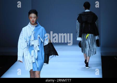 (170514) -- PECHINO, 14 maggio 2017 -- Models present creations of graduates from Sichuan University in Beijing, capitale della Cina, 14 maggio 2017. ) (Wyl) CHINA-BEIJING-GRADUATE FASHION WEEK (CN) LixMingfang PUBLICATIONxNOTxINxCHN Pechino 14 maggio 2017 Models Present Creations of 2017 Graduate Fashion Week CN LixMingfang PUBLICATIONxNOTxINxCHN Foto Stock