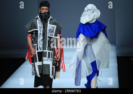 (170514) -- PECHINO, 14 maggio 2017 -- Models present creations of graduates from Sichuan University in Beijing, capitale della Cina, 14 maggio 2017. ) (Wyl) CHINA-BEIJING-GRADUATE FASHION WEEK (CN) LixMingfang PUBLICATIONxNOTxINxCHN Pechino 14 maggio 2017 Models Present Creations of 2017 Graduate Fashion Week CN LixMingfang PUBLICATIONxNOTxINxCHN Foto Stock