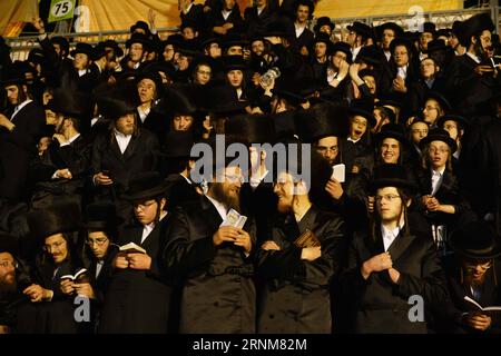 (170515) -- MONTE MERON, 15 maggio 2017 -- gli ebrei ultra-ortodossi partecipano alla celebrazione Lag BaOmer vicino alla tomba di Rabbi Shimon Bar Yochai sul Monte Meron in Israele, 14 maggio 2017. Lag BaOmer segna la collina (celebrazione, interpretata da alcuni come anniversario della morte) di Rabbi Shimon bar Yochai, un saggio mishnaico e discepolo principale di Rabbi Akiva nel II secolo.) (Zxj) ISRAEL-MOUNT MERON-LAG BAOMER-CELEBRATION AnchoxGosh-JINI PUBLICATIONxNOTxINxCHN Mount Meron 15 maggio 2017 gli ebrei ultra ortodossi prendono parte alla celebrazione LAG BaOmer vicino alla tomba di Rabbi Shimon Bar Yochai SUL Monte Meron Foto Stock