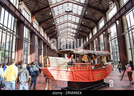 (170516) -- SAINT-DENIS, 16 maggio 2017 -- foto scattata il 15 maggio 2017 mostra la grande navata della Cité du Cinema a Saint-Denis, Francia. Secondo il progetto Paris 2024, la grande navata servirà come ristorante principale per gli atleti. la commissione di valutazione del CIO ha visitato alcune delle sedi per Parigi 2024 lunedì, seguito da un tour mediatico. ) (SP)FRANCE-SAINT-DENIS-2024 OLYMPIC BID-MEDIA TOUR ChenxYichen PUBLICATIONxNOTxINxCHN Saint Denis 16 maggio 2017 foto scattata IL 15 maggio 2017 mostra la grande nave del cinema Cité You a Saint Denis Francia secondo il progetto Paris 2024 The Great nave Foto Stock