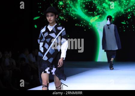 (170517) -- PECHINO, 17 maggio 2017 -- Models present Creations designed by graduates of Beijing Union University in Beijing, capitale della Cina, 16 maggio 2017. ) (Ry) CHINA-BEIJING-GRADUATE FASHION WEEK (CN) LixMingfang PUBLICATIONxNOTxINxCHN Pechino 17 maggio 2017 Models Present Creations Designed by graduates of Beijing Union University in Beijing Capital of China 16 maggio 2017 Ry China Beijing Graduate Fashion Week CN LixMingfang PUBLICATIONxNOTxINxCHN Foto Stock