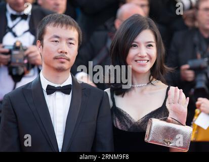 (170517) -- CANNES (FRANCIA), 17 maggio 2017 -- l'attrice cinese Yang Zishan (R) e il regista cinese li Ruijun posa sul tappeto rosso all'apertura del 70° Festival internazionale del cinema di Cannes, in Francia, il 17 maggio 2017. Il 70° Festival internazionale del cinema di Cannes si tiene dal 17 maggio al 28 maggio. ) FRANCIA-CANNES-70° FESTIVAL INTERNAZIONALE DEL CINEMA DI CANNES-OPENING-RED CARPET XuxJinquan PUBLICATIONxNOTxINxCHN Cannes Francia 17 maggio 2017 l'attrice cinese Yang Zishan r e il regista cinese hanno lasciato Ruijun posa SUL tappeto rosso ALL'apertura del 70° Festival internazionale del cinema di Cannes F. Foto Stock