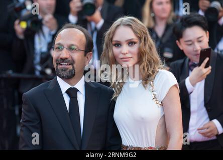 (170518) -- CANNES (FRANCIA), 18 maggio 2017 -- il regista iraniano Asghar Farhadi (L) e l'attrice statunitense Lily-Rose Depp posano sul Red carpet prima dell'apertura del 70° Festival internazionale del cinema di Cannes, in Francia, il 17 maggio 2017. Il 70° Festival internazionale del cinema di Cannes si tiene dal 17 maggio al 28 maggio. ) (Bxf) FRANCIA-CANNES-70° FESTIVAL INTERNAZIONALE DEL CINEMA DI CANNES-OPENING XuxJinquan PUBLICATIONxNOTxINxCHN Cannes Francia 18 maggio 2017 il regista iraniano Asghar Farhadi l e l'attrice statunitense Lily Rose Depp posa SUL tappeto rosso prima dell'apertura del 70° Festival internazionale del cinema di Cannes i. Foto Stock