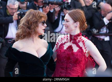 (170518) -- CANNES (FRANCIA), 18 maggio 2017 -- le attrici statunitensi Julianne Moore (R) e Susan Sarandon si posano sul Red carpet prima dell'apertura del 70° Festival internazionale del cinema di Cannes, in Francia, il 17 maggio 2017. Il 70° Festival internazionale del cinema di Cannes si tiene dal 17 maggio al 28 maggio. ) (Bxf) FRANCIA-CANNES-70° FESTIVAL INTERNAZIONALE DEL CINEMA DI CANNES-OPENING XuxJinquan PUBLICATIONxNOTxINxCHN Cannes Francia 18 maggio 2017 le attrici statunitensi Julianne Moore r e Susan Sarandon posano SUL tappeto rosso prima dell'apertura del 70° Festival internazionale del cinema di Cannes in Francia IL 17 maggio 2017 Foto Stock